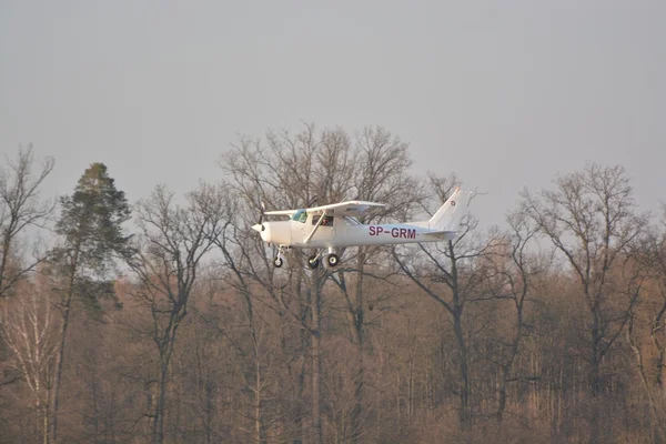 Pequeño avión Cessna aterrizaje — Foto de Stock