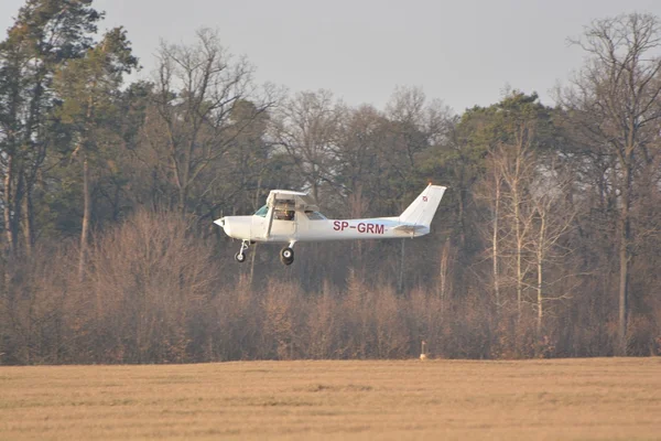 Small Cessna plane landing — Stock Photo, Image