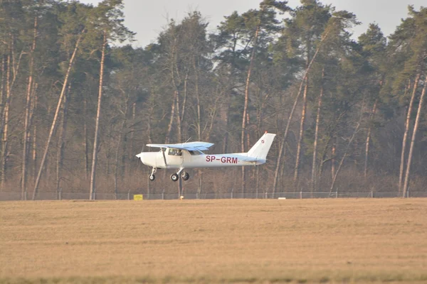 Pequena aterrissagem do avião Cessna — Fotografia de Stock