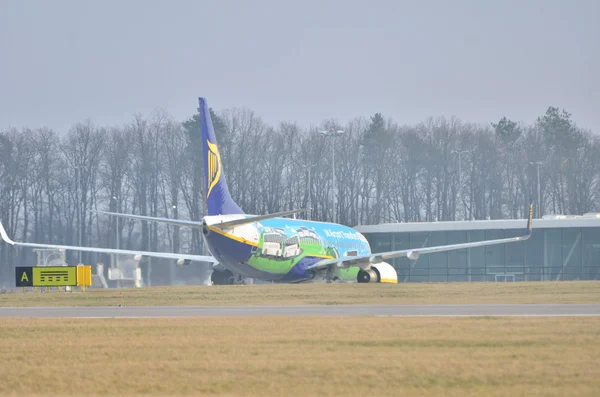 Ryanair vliegtuig in speciale schilderij — Stockfoto