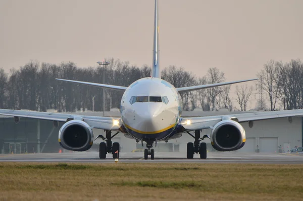 瑞安航空飞机在特殊绘画 — 图库照片