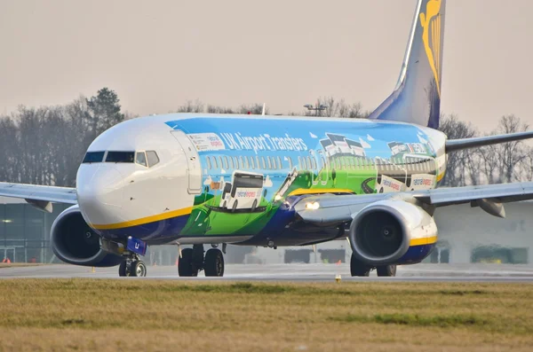 Ryanair vliegtuig in speciale schilderij — Stockfoto