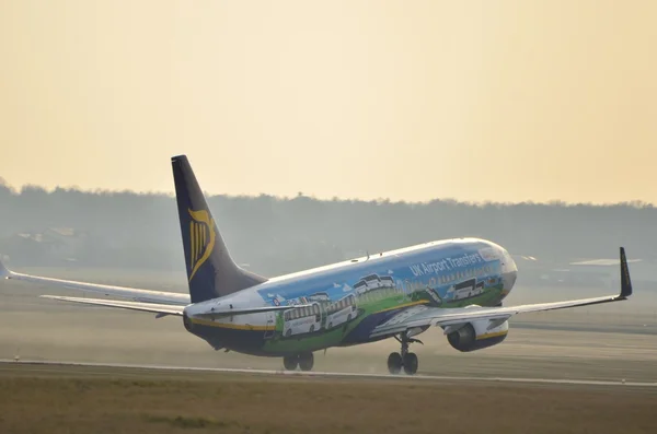 Ryanair vliegtuig in speciale schilderij — Stockfoto