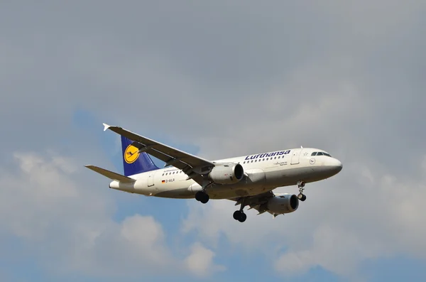 Lufthansa vliegtuig Airbus A319 — Stockfoto