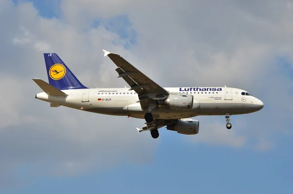 Lufthansa vliegtuig Airbus A319 — Stockfoto