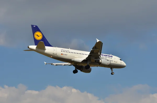 Lufthansa vliegtuig Airbus A319 — Stockfoto
