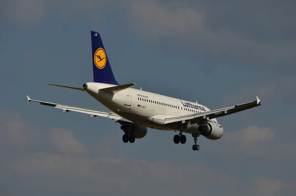 Lufthansa vliegtuig Airbus A319 — Stockfoto