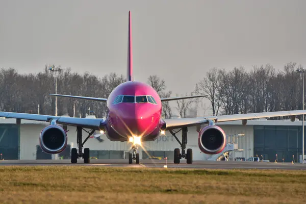 Ha-lwp wizzair flugzeug — Stockfoto