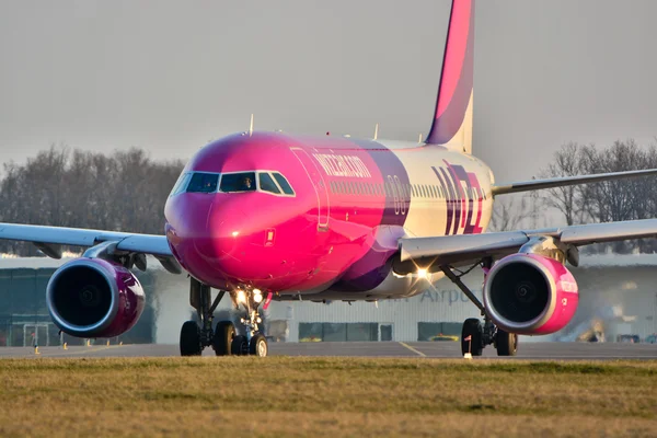 Ha-lwp wizzair flugzeug — Stockfoto