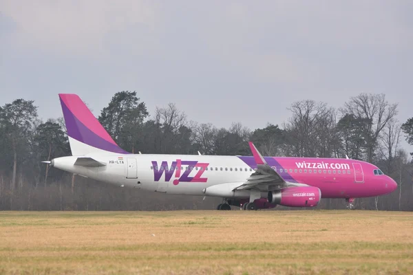 Samolot wizzair — Zdjęcie stockowe