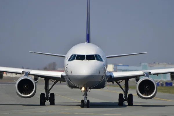 Lufthansa plane — Stock Photo, Image