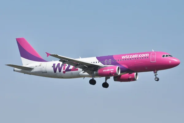 Wizzair-Flugzeug — Stockfoto