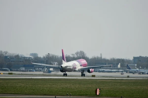 Wizzair-Flugzeug — Stockfoto