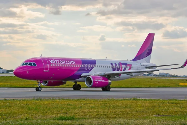 Arası WizzAir uçak Ha-Lwx