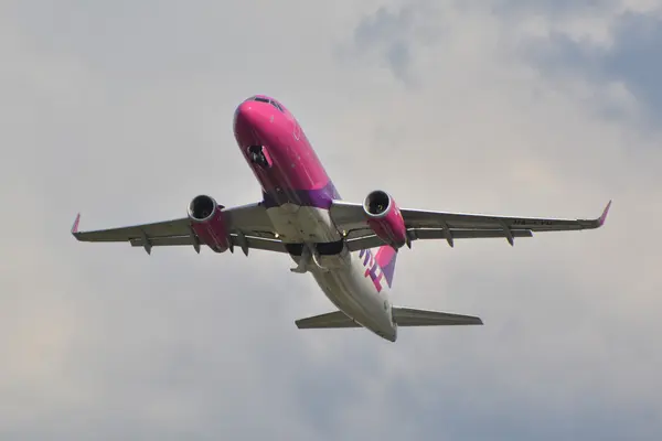 HA-LYH plane Wizzair — Stock Photo, Image