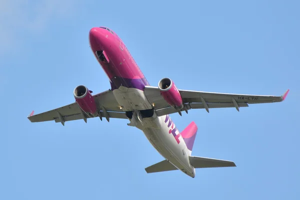 HA-LYH plane Wizzair — Stock Photo, Image