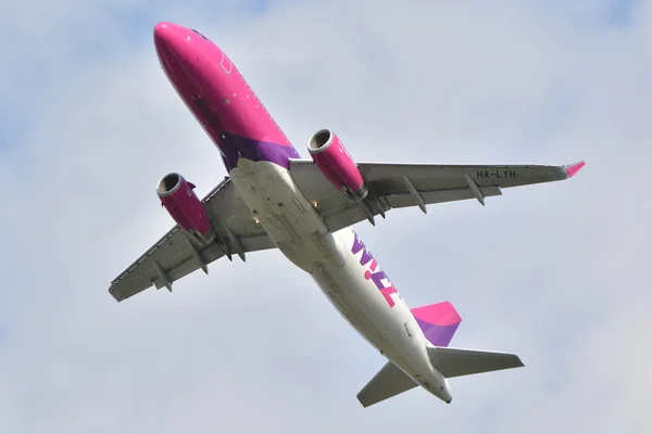 HA-LYH fly Wizzair - Stock-foto