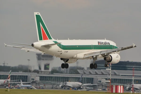 Alitalia площині Ліцензійні Стокові Фото