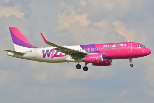 Wizzair-Flugzeug — Stockfoto