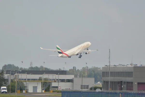 Emirates plane — Stock Photo, Image