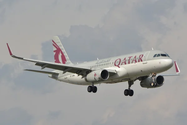 Qatar Airways plane — Stock Photo, Image