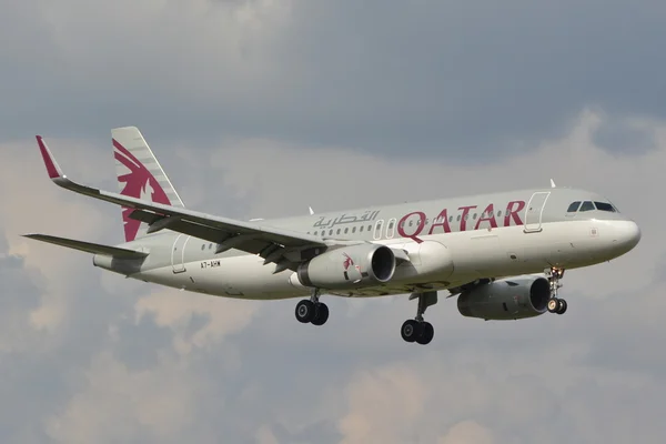 Qatar Airways plane — Stock Photo, Image