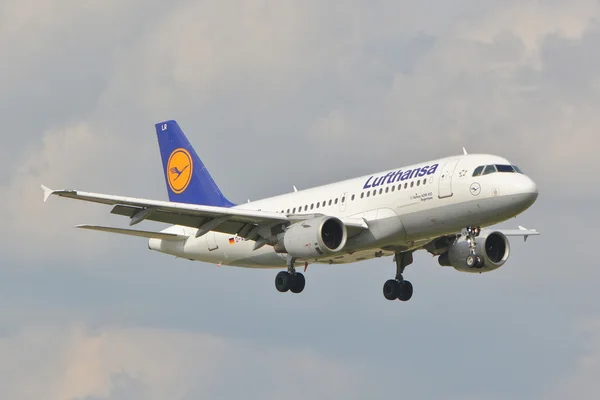 De weergave van de Airbus A319 van Plane — Stockfoto