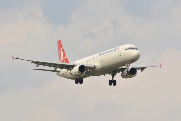 Flugzeug der türkischen Fluggesellschaft — Stockfoto