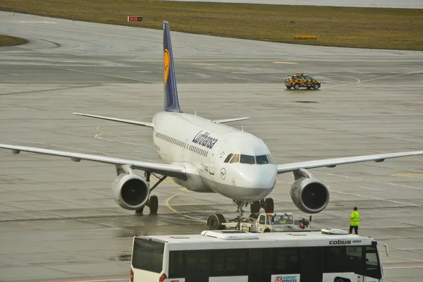 Lufthansa rovině výstupu — Stock fotografie