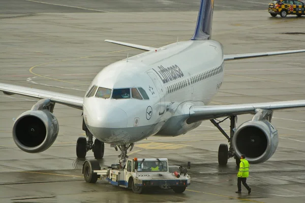 Uitvoeren van het vliegtuig van de Lufthansa — Stockfoto