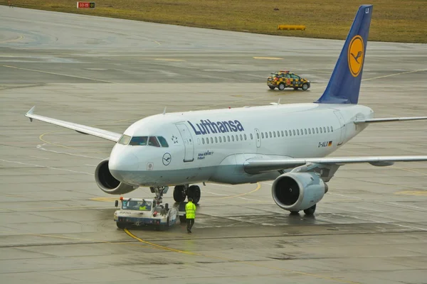 ルフトハンザ ドイツ航空の飛行機を出力します。 — ストック写真