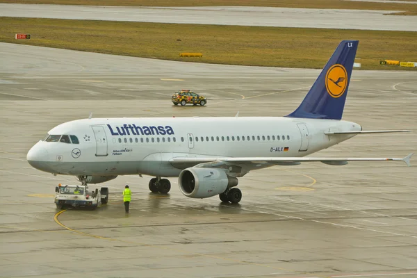 Lufthansa uçağı çıktılamak