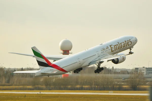 Emirates avión de arranque —  Fotos de Stock