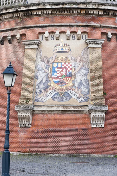 Ungarsk våpenskjold på Castle Hill Wall i Budapest, Ungarn . – stockfoto