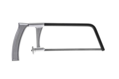 Beyaz arka planda el testeresi izole edilmiş.