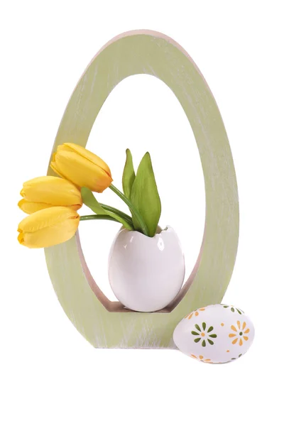 Пасхальное украшение тюльпанами и яйцами — стоковое фото