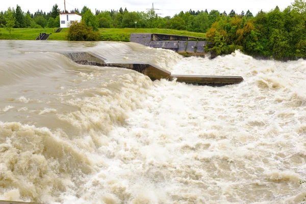 Rivier met grote vloed — Stockfoto