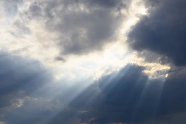 Molnen på himlen med solstrålarna — Stockfoto
