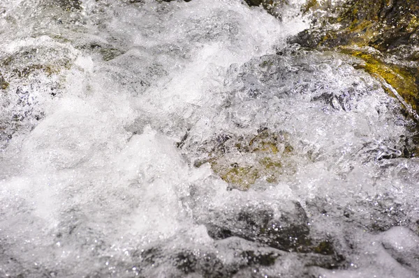 Alpin stream s vodní kaskáda — Stock fotografie