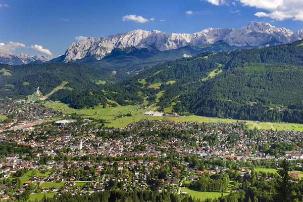 Miasta Garmisch-Partenkirchen w Bawarii — Zdjęcie stockowe