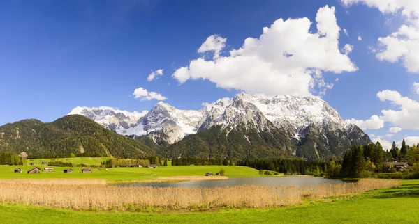 Paisaje panorámico en Baviera con hermoso lago —  Fotos de Stock