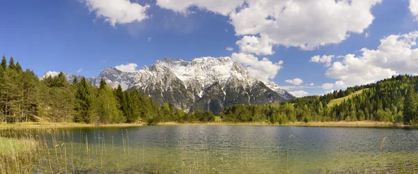 Paysage panoramique en Bavière avec beau lac — Photo