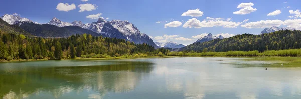 Panorama landschap in Beieren met prachtige vijver — Stockfoto