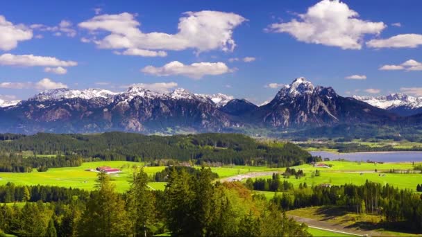 Panoramat beskådar i Bayern till vackra landskap med Alperna berg — Stockvideo