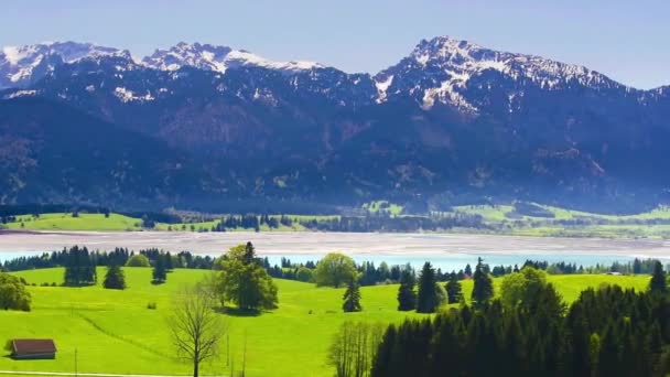 Panoramat beskådar i Bayern till vackra landskap med Alperna berg — Stockvideo