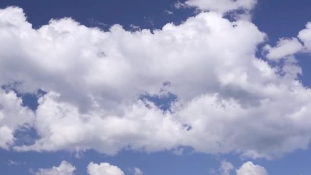 Nubes moviéndose en el cielo azul filmadas con lapso de tiempo — Vídeos de Stock