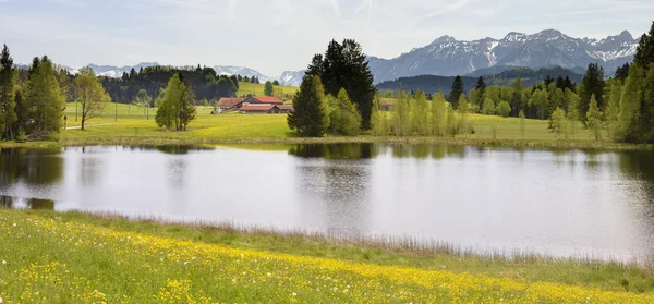 Paysage panoramique avec montagnes alpines en Bavière — Photo
