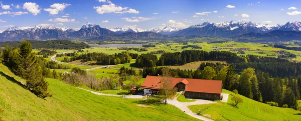 Πανόραμα τοπίο με βουνά των Άλπεων στη Βαυαρία — Φωτογραφία Αρχείου