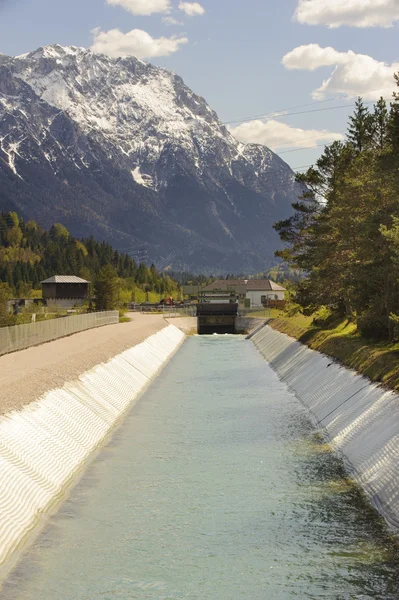 Vattenledningen av floden Isar i Tyskland för vattenkraftverk — Stockfoto