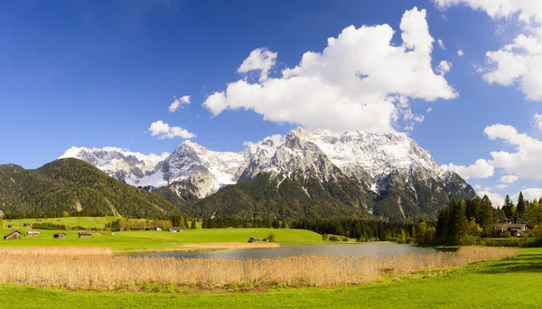 Paisagem panorâmica com montanhas de alpes na Baviera — Fotografia de Stock